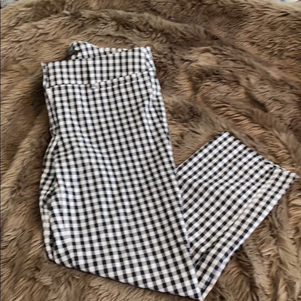 Adorable black and white checked ankle pants 00P